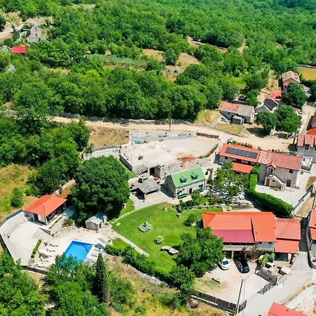 Vila Heritage Harmony With Private Pool Zmijavci